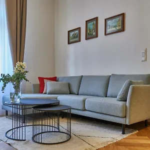 Three Golden Crowns Apartments Lejlighedshotel