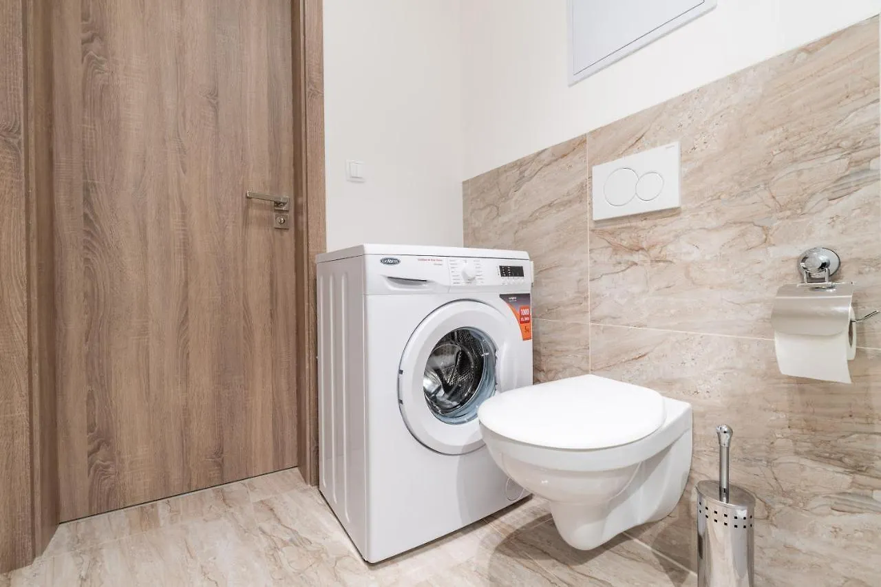 Brand New Studio Apartment #21 With Free Secure Parking In The Center Prag 0*,
